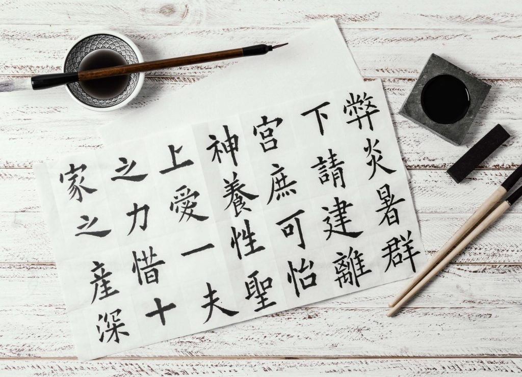 surtido-vista-superior-simbolos-chinos-escritos-tinta